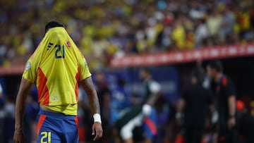 Daniel Muñoz se va expulsado ante Uruguay.