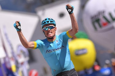 El murciano pone fin a su etapa en el profesionalismo a los 39 años y tras 21 temporadas en la élite, una trayectoria intachable que comenzó en 2003 en la ONCE y que ha finalizado en las filas del Astana. Por el camino, 47 victorias, incluidas sus cuatro memorables etapas en el Tour de Francia. Seguiremos disfrutando de él en pruebas como la Titan Desert.