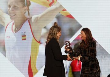 Premio olímpico AS del deporte. La piragüista Teresa Portela recibe el trofeo de manos de Gemma Juncá, directora de marketing y marca de Iberia.