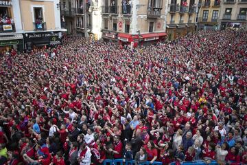 Los aficionados rojillos celebraron en el ayuntamiento de Pamplona el ascenso a Primera División.