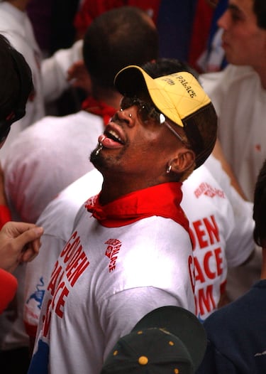 Los Sanfermines del 2000 contó con un corredor inesperado. Los dos metros musculosos de Dennis Rodman sobresalían entre las cabezas de los mozos, destacando también por sus tatuajes, piercings, anillos, cadenas y una gorra.