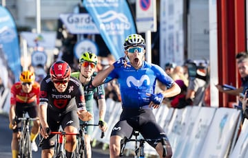 Pelayo Sánchez, ciclista del equipo Movistar, festejando la victoria en el Trofeo Pollenca.