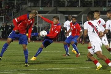 Eduardo Vargas ya conect&oacute; de derecha para el 3-0 de Chile.