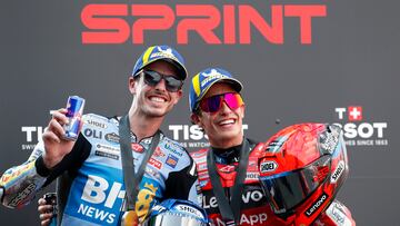 Los hermanos Márquez en el podio del esprint de Buriram, Álex y Marc.