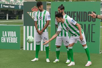 Chadi Riad, Isco y Marc Bartra.