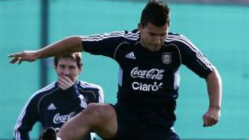 <b>IMPACIENTES. </b>Agüero se entrena con la selección argentina ante la mirada de Messi.