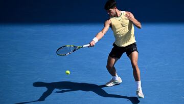 Melbourne (Australia), 20/01/2024.- Carlos Alcaraz of Spain in action during his 3rd round match against Juncheng Shang of China on Day 7 of the 2024 Australian Open at Melbourne Park in Melbourne, Australia, 20 January 2024. (Tenis, España) EFE/EPA/JOEL CARRETT AUSTRALIA AND NEW ZEALAND OUT
