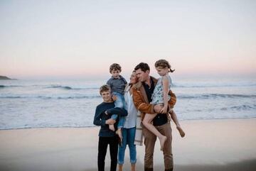 La surfista australiana ha rehecho su vida con su marido, sus dos hijos y su hija.