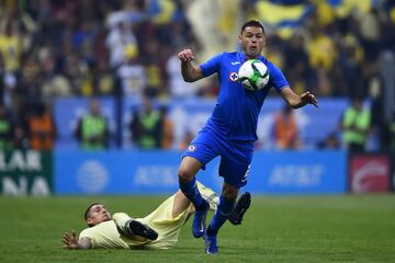 Galardonado con el Balón de Oro a Mejor Defensa de la Liga MX. Llegó hace un año a Cruz Azul y desde entonces la zaga luce más sólido. Este semestre apunta a ser una de las claves si es que los celestes desean llegar alto.
