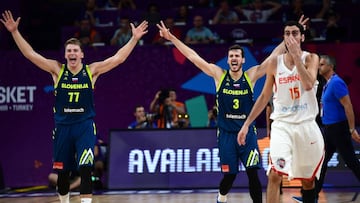 Slovenia's guard Luka Doncic (L) and Goran Dragic (C) celebrate after scoring during the FIBA Eurobasket 2017 men's semi-final basketball match between Spain and Slovenia at the Fenerbahce Ulker Sport Arena in Istanbul on September 14, 2017. / AFP PHOTO / OZAN KOSE
EUBASKET 2017 SEMIFINAL
SELECCION ESPAÑOLA ESPAÑA - ESLOVENIA
TRISTEZA ELIMINACION
PUBLICADA 15/09/17 NA MA31 5COL
