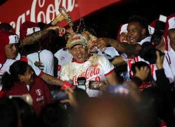 Soccer Football - Peru v New Zealand - 2018 World Cup Qualifying Playoffs - National Stadium, Lima, Peru - November 15, 2017. Peru's players celebrate their victory. REUTERS/Douglas Juarez