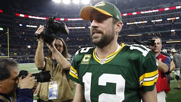 LWS134. Arlington (United States), 15/01/2017.- Green Bay Packers quarterback Aaron Rodgers (C) walks off the field after the NFC Divisional playoff game between the Green Bay Packers and the Dallas Cowboys at AT&T Stadium in Arlington, Texas, USA, 15 January 2017. The Green Bay Packers won the game against the Dallas Cowboys. (Fútbol, Estados Unidos) EFE/EPA/LARRY W. SMITH