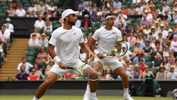 Juan Sebastián Cabal y Robert Farah durante un partido de dobles en Wimbledon.