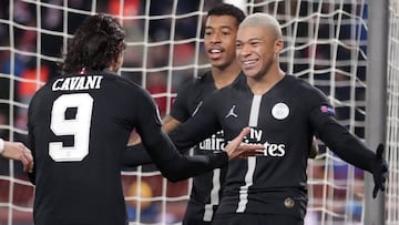 Mbapp&eacute; y Cavani celebran el primer gol del partido.