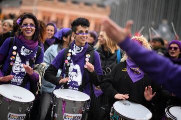 La gente asiste a una manifestación para conmemorar el Día Internacional de la Mujer en Madrid, España.