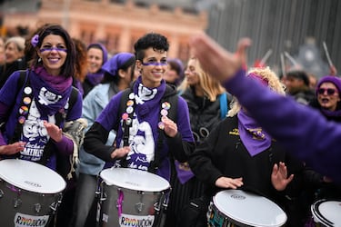 La gente asiste a una manifestación para conmemorar el Día Internacional de la Mujer en Madrid, España.