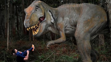 COLUNGA, 01/04/2021.- Numerosos visitantes pasean y se fotografían con las réplicas de dinosaurios en el MUJA (Museo Jurásico de Asturias) en el concejo costero de Colunga. El MUJA, es uno de los museos que más visitantes recibe a lo largo del año en Asturias.-EFE/ELOY ALONSO
