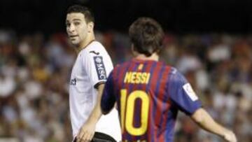 <b>GRAN ACIERTO. </b>Rami lanza una mirada a Leo Messi durante la disputa del último Valencia-Barça.