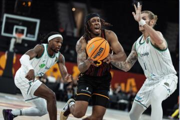 Wallace, el mas destacado del Galatasaray, ante Perry y Osetkowski,.