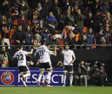 Los jugadores celebran el 2-0 de Parejo. 