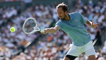 INDIAN WELLS, CALIFORNIA - MARCH 15: Daniil Medvedev returns against Jannik Sinner of Italy during their Men's Singles Finals match on Day 12 of the BNP Paribas Open at Indian Wells Tennis Garden on March 15, 2026 in Indian Wells, California. Clive Brunskill/Getty Images/AFP (Photo by CLIVE BRUNSKILL / GETTY IMAGES NORTH AMERICA / Getty Images via AFP)