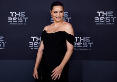 La modelo brasileña Adriana Lima posa a su llegada a la ceremonia de los Best FIFA.