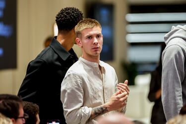 Mastantuono durante el acto de entrega de la Bota de Oro a su compañero Kylian Mbappé.