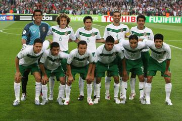 Su segunda equipación era muy similar a la verde, sólo que con los colores invertidos, la franja verde en playera blanca, pero con el short verde y calcetas blancas. Con ella empataron ante Angola y perdieron ante Portugal.