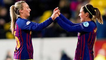 Toni Duggan y Mariona Caldentey de Barcelona celebran su victoria durante el partido de ida de la final de la Liga femenina de Campeones de la UEFA este miércoles entre el LSK y el FC Barcelona, en Lillestrom (Noruega).