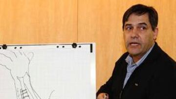 <b>LA PLACA DE TAMUDO. </b>El doctor Xavier Cuscó mostró cómo se le ha insertado una placa de titanio a Raúl Tamudo.