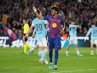 Lamine Yamal lanza desde los once metros con la pierna izquierda, supera a Ionut Radu, pide asistencia médica y se va al suelo nada más golpear el balón.