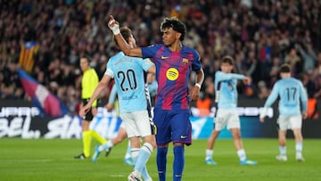 1-0. Lamine Yamal lanza desde los once metros con la pierna izquierda, supera a Ionut Radu, pide asistencia médica y se va al suelo nada más golpear el balón.