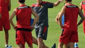 <b>INTENSIDAD. </b>Caparrós sigue dando instrucciones a los jugadores de cara al comienzo de temporada.