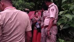 Una mujer abandona la ‘vida moderna’ y decide irse con su familia a una cueva: “Las serpientes son nuestras amigas”