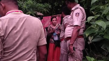 Una mujer abandona la ‘vida moderna’ y decide irse con su familia a una cueva: “Las serpientes son nuestras amigas”