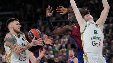 BARCELONA, 21/03/2025.- El pívot del Barcelona Youssoupha Fall (c) pelea un balón con Sirvydis (i) y Smailagic, ambos del Zalgiris, durante el partido de la jornada 30 de la EuroLiga que Barça y Zalguiris Kaunas disputan este viernes en el Palau Blaugrana. EFE/Enric Fontcuberta.