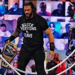 Reigns se impone con polémica para volver a ser campeón frente a Wyatt y Strowman