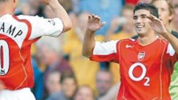 <b>POR LAS NUBES. </b>Bergkamp se quedó y Reyes volará en Múnich.