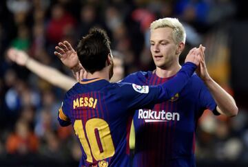 0-2. Raktitic celebró el segundo gol con Messi.