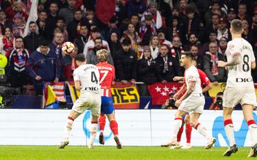 Otras de las polémicas del encuentro fue el posible penalti sobre Griezmann. El francés cayó al suelo tras un empujón de Paredes. Hernández Hernández le dijo que nada de nada.