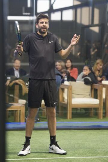 Piqué se divierte jugando al padel con Puyol, Corretja y Costa