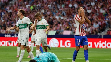 Hancko se lamenta tras rematar a portería y encontrarse con Dituro, durante el Atlético-Elche.