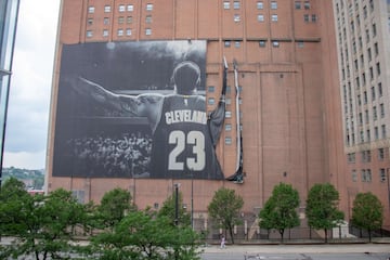 Operarios trabajando en la retirada del cartel del alero, LeBron James, en Cleveland (Ohio) tras el anuncio de su fichaje por los Ángeles Lakers. 