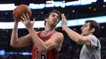 El pívot de los Chicago Bulls, Pau Gasol mantiene la posesión ante Tyler Zeller de los Boston Celtics.