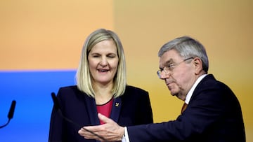 Thomas Bach con Kirsty Coventry, tras resultar elegida.