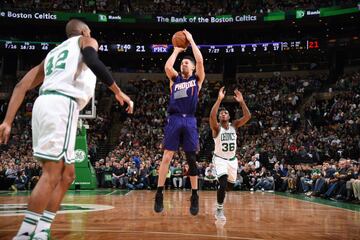 El und¨¦cimo partido de al menos 70 puntos lleg¨® hace nada, el 24 de marzo de 2017. El sexto jugador en llegar a esa cifra, y el ¨²nico en activo, fue . El escolta de los Suns fue el primero, adem¨¢s, en pasar de 60 con solo 20 a?os. N¨²mero 13 del draft de 2015, el a?o pasado se estren¨® como all star y contra los Celtics (120-130) aprovech¨® el final de la Regular Season para hacer historia, con su equipo volcado en ayudarle a sumar puntos. Meti¨® 23 en el tercer cuarto y 28 en el ¨²ltimo y acab¨® con un 21/40 en tiros (4/11 en triples) y 24/26 en tiros libres. Con solo 24 a?os est¨¢ ya en su sexta temporada en una NBA en la que promedia 22,5 puntos.