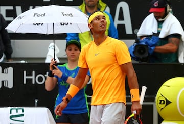 Rafa Nadal  observando el cielo tras las primeras gotas.