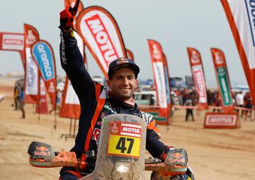 El motociclista argentino Kevin Benavides llegando a la meta sonriendo tras saber que consiguió remontar a a Toby Price y conseguir celebra su segundo título en el Dakar. El primero fue en 2021.
El piloto de 34 años se proclamó campeón tras superar al australiano Toby Price por 43 segundos en la general. 