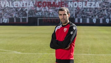 Roberto Trashorras posa para AS en el Estadio de Vallecas.