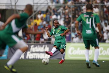 Francisco Maturana volvió a disfrutar del BabyFútbol, festival infantil en el que hizo historia hace 37 años como primer DT campeón. Partido homenaje con varios exfutbolistas en Medellín.